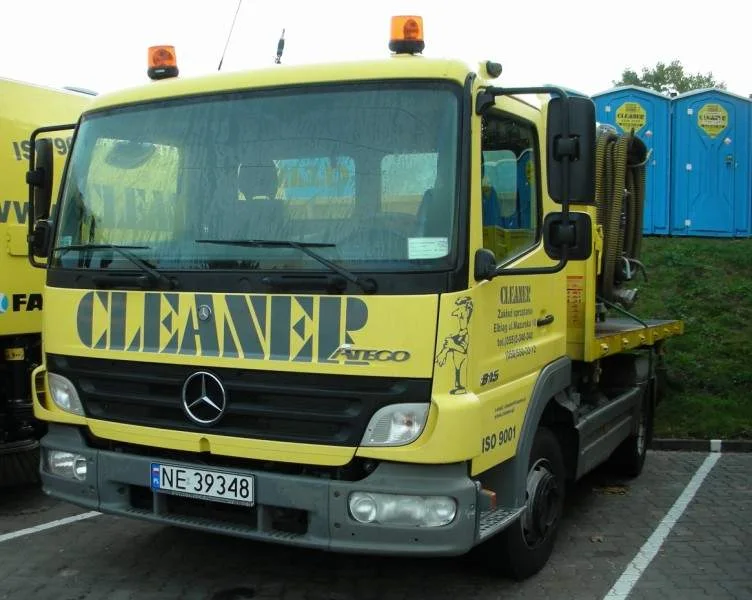 Samochód Cleaner przewożący przenośne kabiny WC