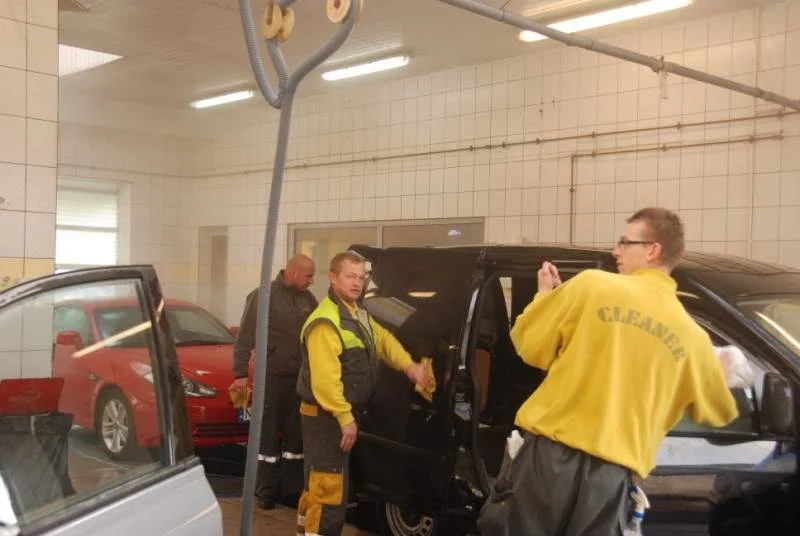 Pracownicy myjni Cleaner podczas ręcznego mycia samochodu
