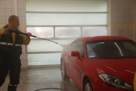 Ręczne mycie samochodu w myjni Cleaner