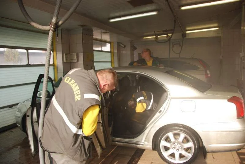 Czyszczenie wnętrza samochodu w myjni Cleaner